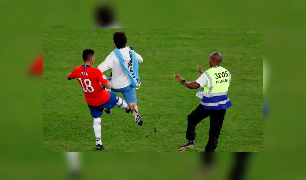 Copa América 2019: ¿Qué mensaje llevó en el pecho el misterioso ‘hincha gallina’?.