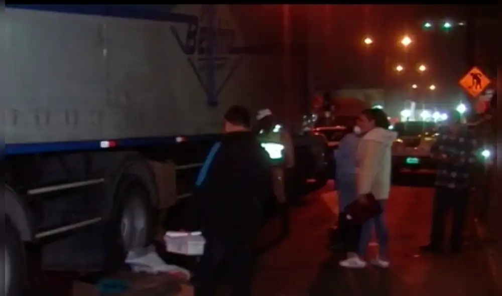 El robo ocurrió al interior de un centro comercial cercano. (Foto: Captura video) El robo ocurrió al interior de un centro comercial cercano. (Foto: Captura video)