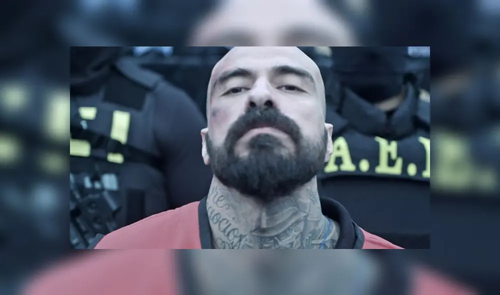 El vocalista de Cartel de Santa compartió un video en el que se aprecia cómo toca el trasero de su novia.