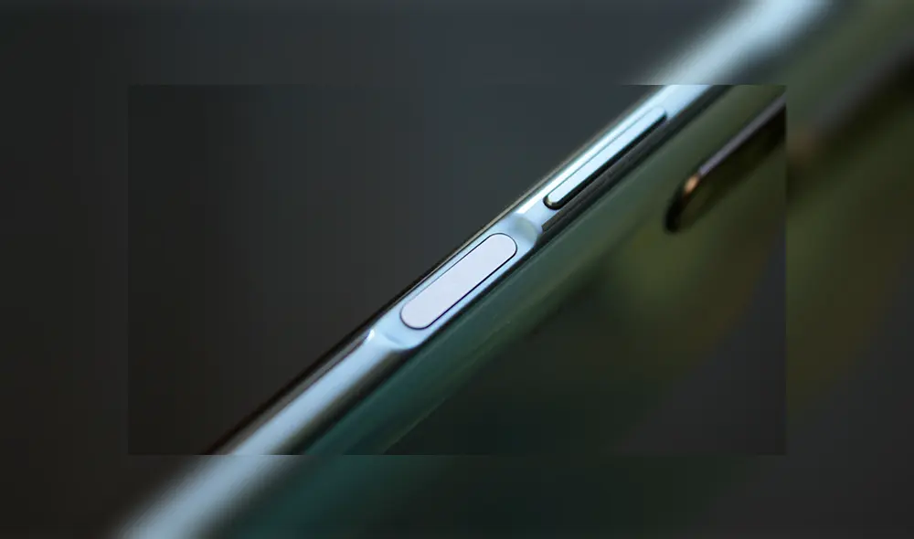 Lector de huellas integrado en el botón de encendido / apagado. | Foto: Carol Larrain