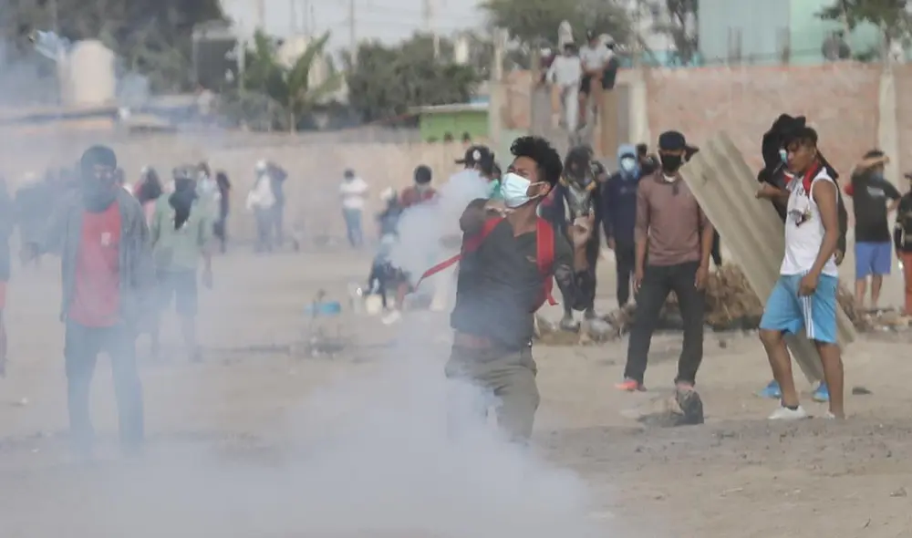 Los enfrentamientos siguen entre manifestantes y la PNP en la zona del Barrio Chino. Foto : Jorge Cerdan / La República Los enfrentamientos siguen entre manifestantes y la PNP en la zona del Barrio Chino. Foto : Jorge Cerdan / La República