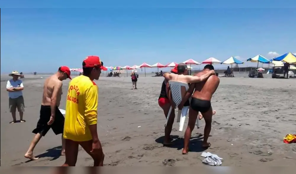 Arequipa: Salvavidas ayudaron a varón con discapacidad para que disfrute del mar [FOTOS]