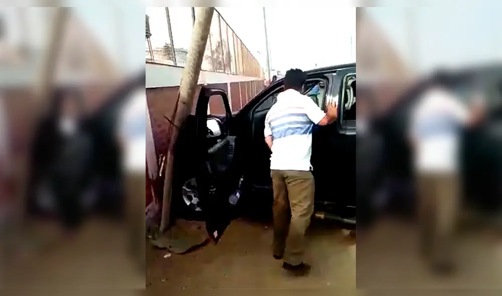 Exalcalde evitó a tragedia y solo colisionó con poste y pared. Exalcalde evitó a tragedia y solo colisionó con poste y pared.