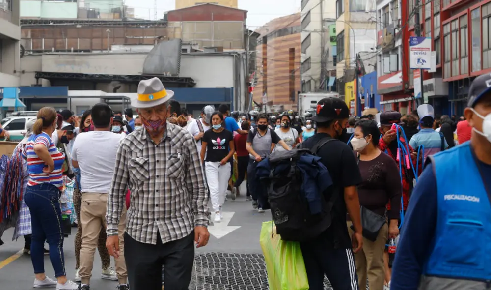 Varias personas indicaron que recién fueron hoy a realizar sus adquisiciones porque en los días previos estaban ocupados. Foto: Félix Contreras / La República