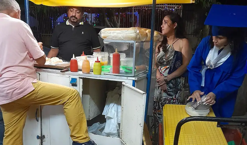 Joven recién graduada ayuda a su papá en un puesto de comida callejera y se hace viral Joven recién graduada ayuda a su papá en un puesto de comida callejera y se hace viral