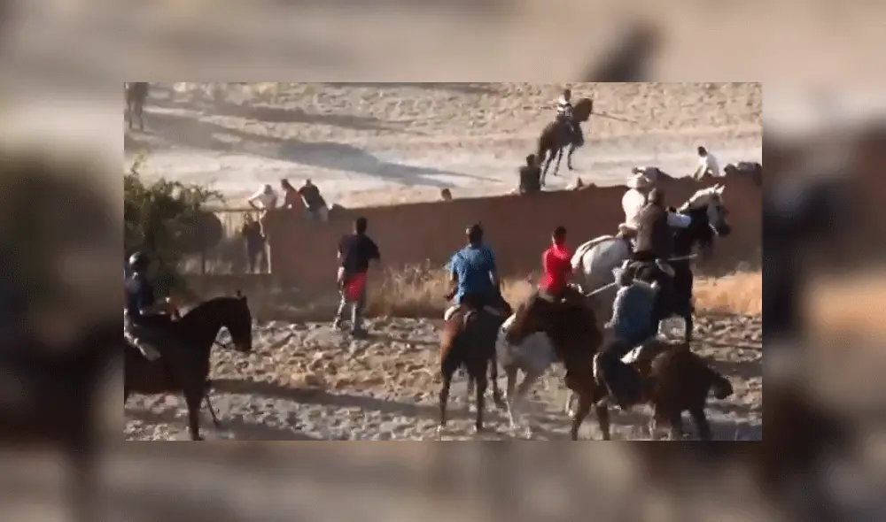 Hombre muere al recibir cornada en festival de encierro de toros en España. Foto: Captura Hombre muere al recibir cornada en festival de encierro de toros en España. Foto: Captura
