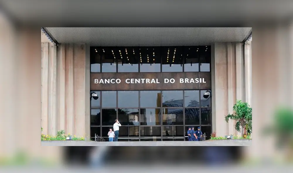 Banco Central de Brasil lo siguió y ordenó a Visa y MasterCard suspender las operaciones de pago por medio de WhatsApp. Imagen: aa.com.br.
