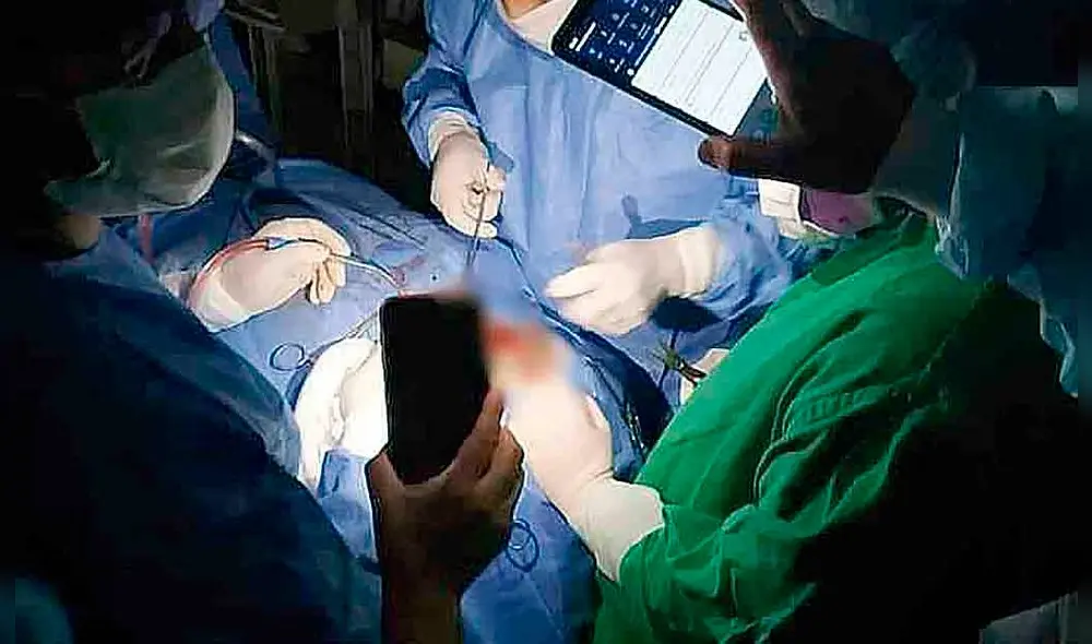 operación. Medicos usaron luces de celulares en cirugía. operación. Medicos usaron luces de celulares en cirugía.