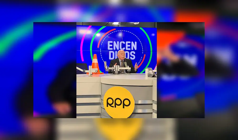 En Facebook, el excongresista Carlos Tubino se animó a posar con un cono de tránsito, luego de su incidente. Foto: RPP En Facebook, el excongresista Carlos Tubino se animó a posar con un cono de tránsito, luego de su incidente. Foto: RPP