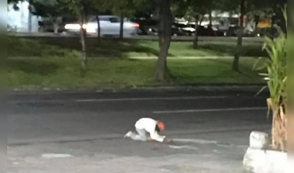 Indigente llora desconsoladamente la muerte de su perro que fue atropellado Indigente llora desconsoladamente la muerte de su perro que fue atropellado