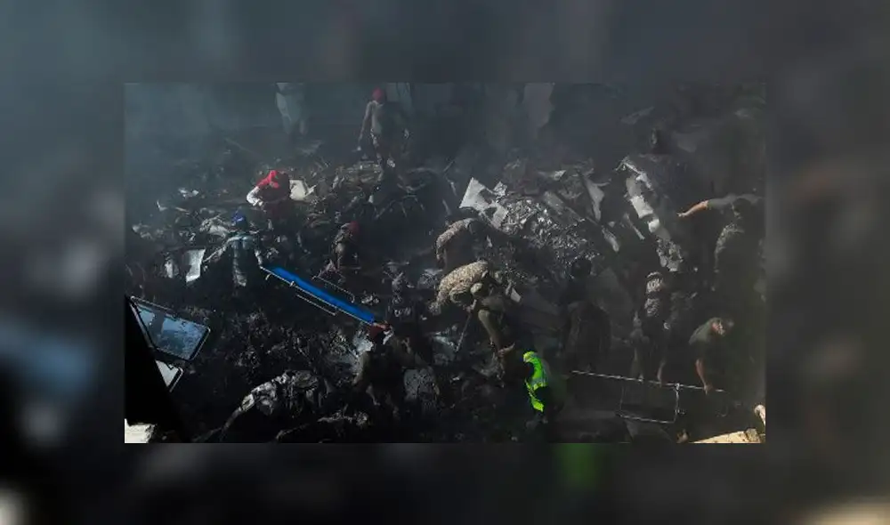 Accidente aéreo en Pakistán. Foto: AFP. Accidente aéreo en Pakistán. Foto: AFP.