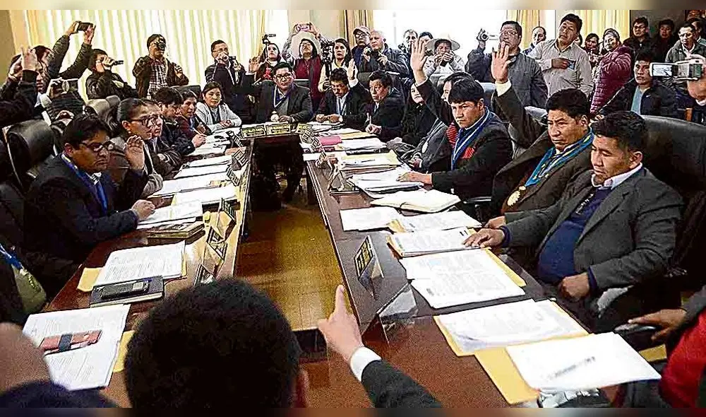 Consejo Regional. Miembros del órgano tomaron acuerdo, tras pedido que hicieron nueve consejeros. Consejo Regional. Miembros del órgano tomaron acuerdo, tras pedido que hicieron nueve consejeros.