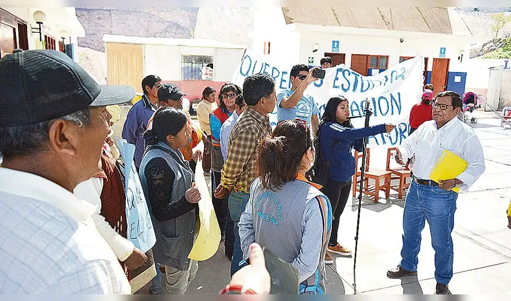 Padres protestan por planta.