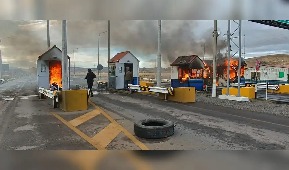 Cacetas de puesto de peaje en Puno fueron quemadas. Foto: Pachamama Radio.