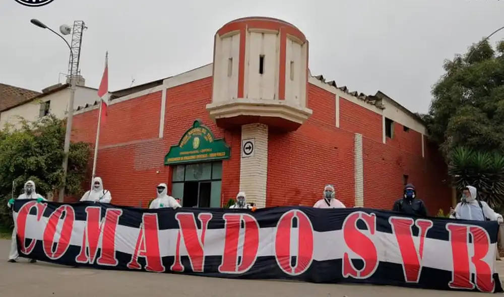 Hinchas de Alianza Lima desinfectan comisarias de La Victoria. | Foto: Comando Sur