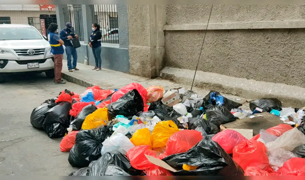 El municipio intervino por la exposición de bolsas con residuos contaminados en la vía pública. Foto: Municipalidad Provincial de Chiclayo.