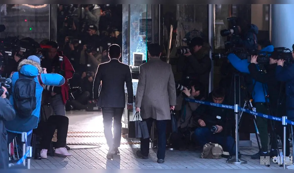 SeungRi saliendo de la audiencia por petición de arresto.