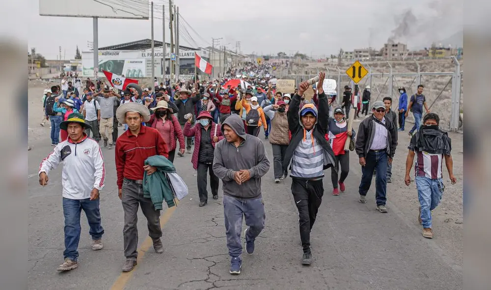 Bloqueos con consecuencias. Manifestantes mantuvieron bloqueado principales accesos a la ciudad, por el sector del Cono Norte. Foto: Rodrigo Talavera/ LR