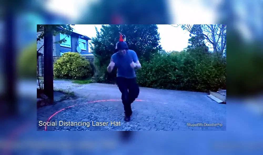 A través de YouTube se ha hecho viral el insólito invento de un hombre para mantener la distancia social. A través de YouTube se ha hecho viral el insólito invento de un hombre para mantener la distancia social.