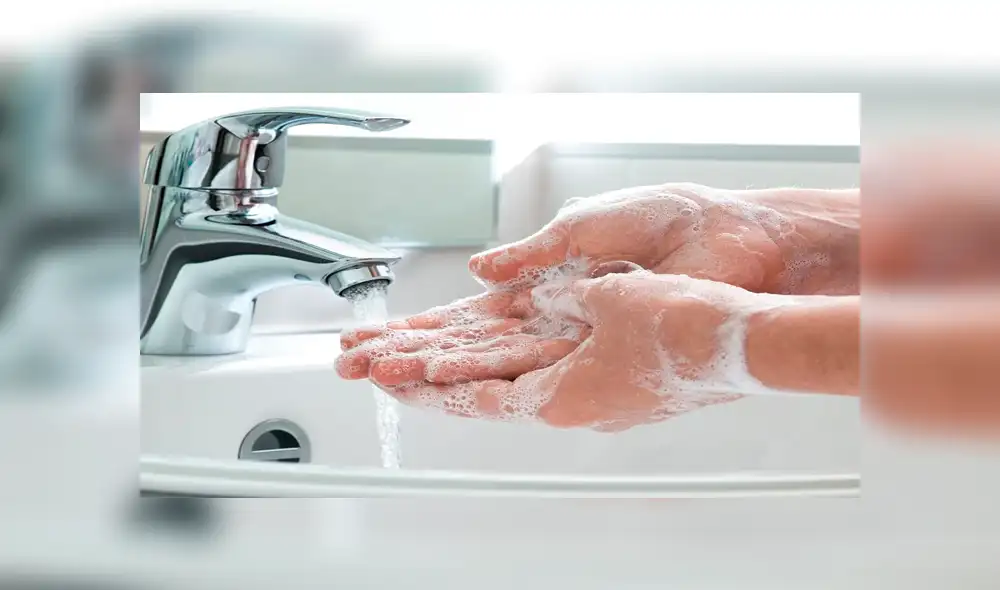 La profesora mostró con un ingenioso método la importancia del correcto lavado de manos.