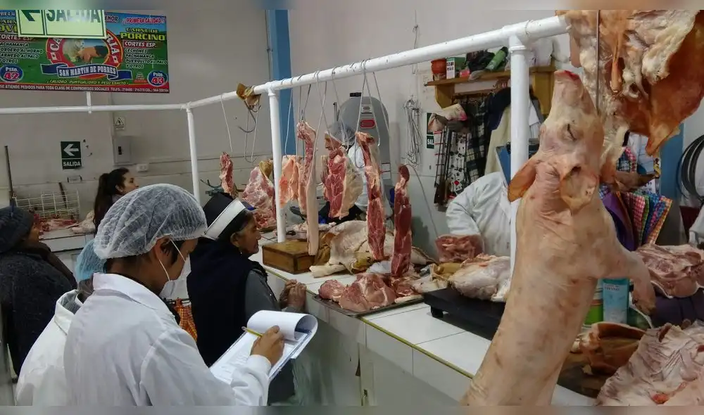 Huancayo: inspeccionan y capacitan a comerciantes de mercados en prácticas saludables 