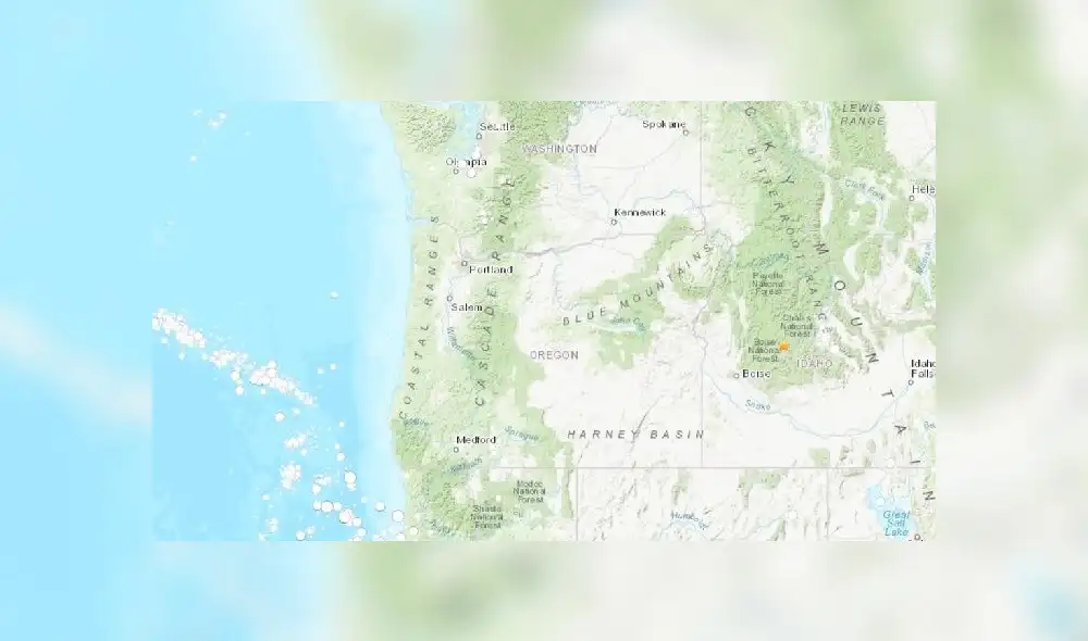 Venezuelan President Nicolas Maduro (L), flanked by his wife Cilia Flores, speaks from a balcony at the Miraflores Palace to a crowd of supporters during the International Anti-imperialist March in Caracas, on January 23, 2020. - The march takes place in the framework of the Sao Paulo Forum meetings, being held in Caracas until Friday. (Photo by YURI CORTEZ / AFP)