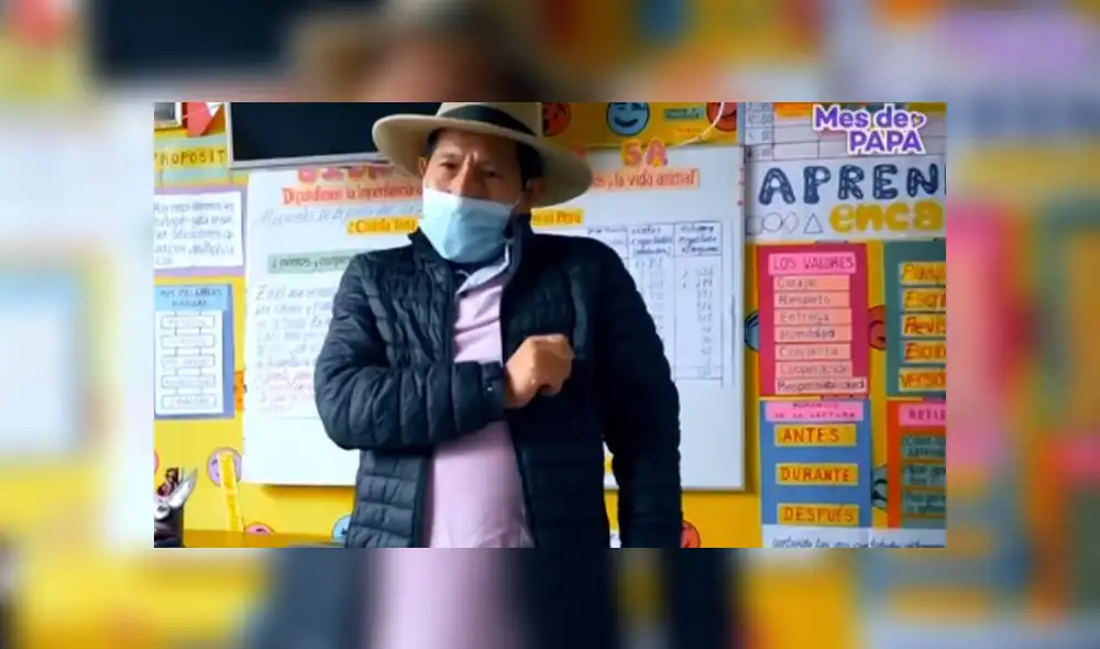 Profesor dicta clases virtuales con peluches. Créditos: Captura Latina.