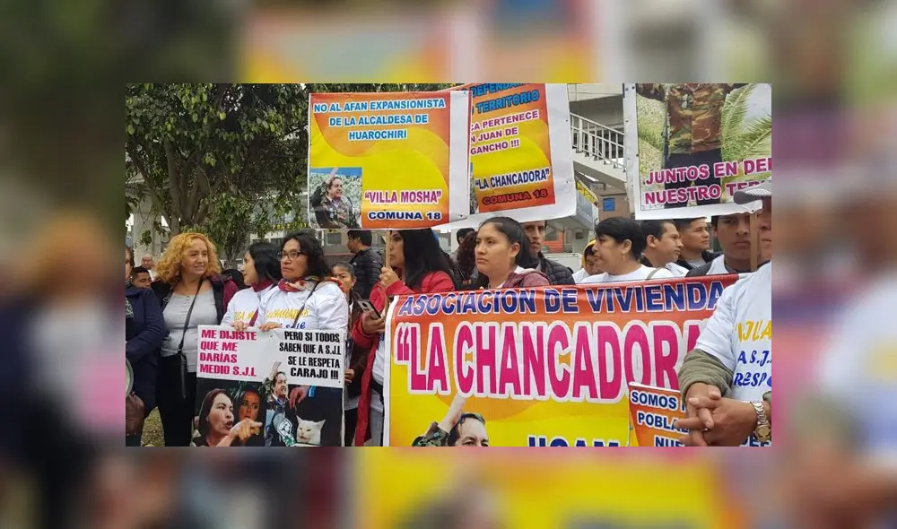 Con carteles en mano, los pobladores de ambos distritos protestaron para exigir la solución de los problemas limítrofes. Con carteles en mano, los pobladores de ambos distritos protestaron para exigir la solución de los problemas limítrofes.