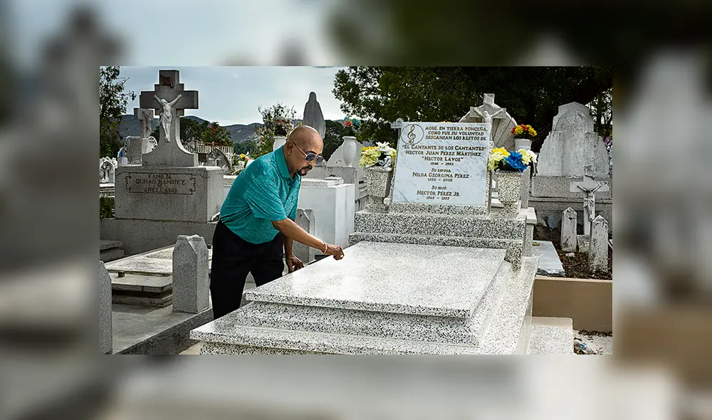 En el cementerio. Papo Lucca visitando la tumba de su amigo Héctor Lavoe, en Ponce. (Foto: Luis Miranda)