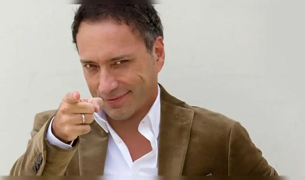 La gravedad le jugó en contra al locutor de radio, quien en un descuido, cayó sobre el árbol.