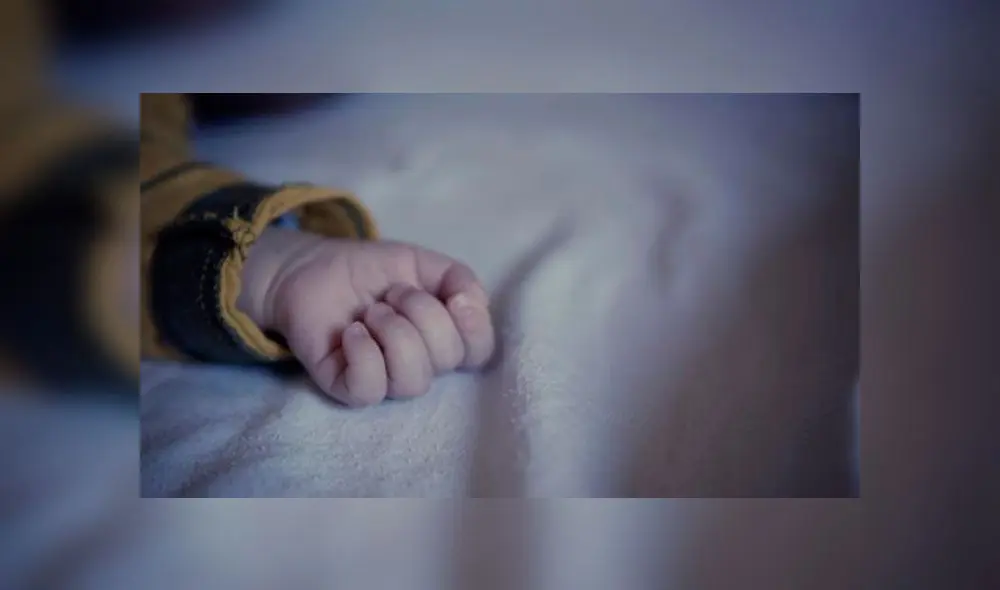 Niña de seis años muere tras un trágico accidente: 65 sillas le caen encima