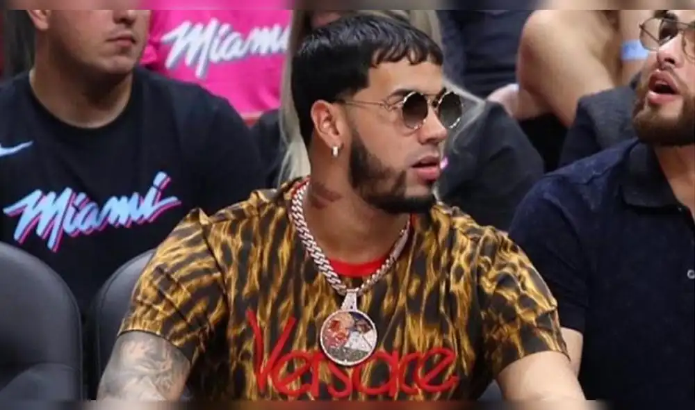 Anuel AA ostenta 4 relojes y es criticado por usuarios de las redes