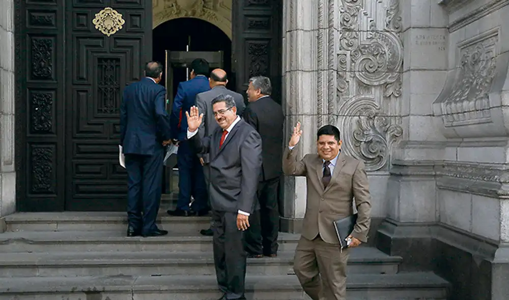 De palacio a palacio. Luego de la cita con el presidente Martín Vizcarra, los acciopopulistas se volvieron a reunir y eligieron a Merino para que tiente el máximo cargo del Legislativo. (Foto: Aldair Mejia) De palacio a palacio. Luego de la cita con el presidente Martín Vizcarra, los acciopopulistas se volvieron a reunir y eligieron a Merino para que tiente el máximo cargo del Legislativo. (Foto: Aldair Mejia)