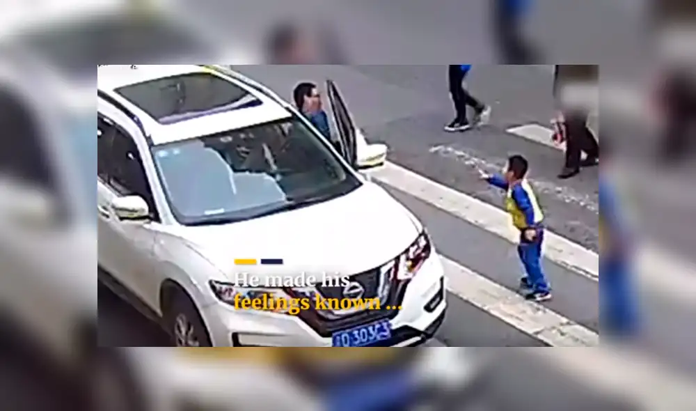 Vía YouTube. Cámaras de seguridad captaron la furiosa reacción que tuvo el pequeño tras ser embestido junto a su progenitora cuando cruzaban una avenida