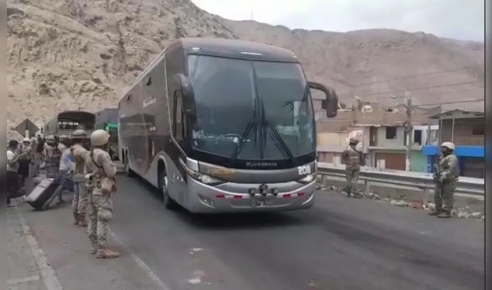 Arequipa. buses ya pasaron Ocoña. Foto Facebook Bernabé Flores Arequipa. buses ya pasaron Ocoña. Foto Facebook Bernabé Flores