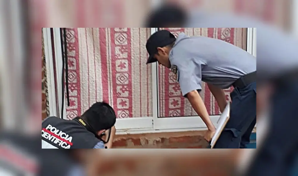 La joven se chocó contra una ventana.