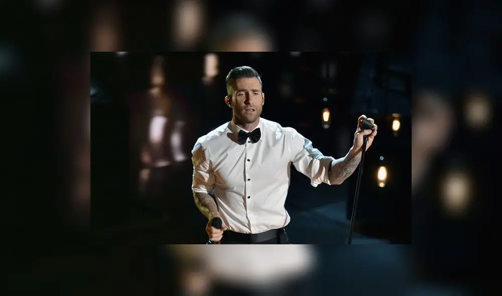 Adam Levine se disfraza de policía y ‘multa’ a despistadas personas [VIDEO]