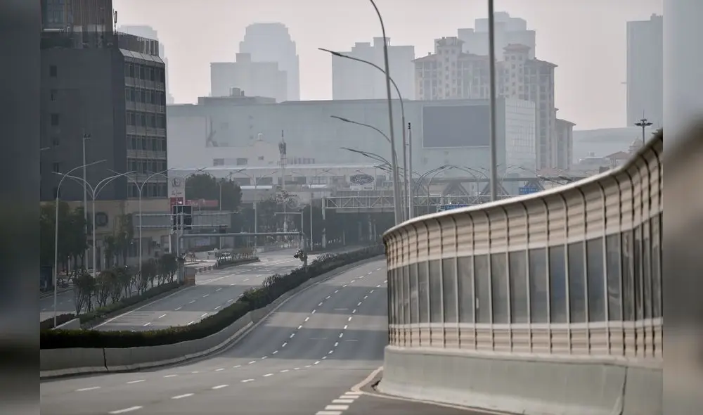 Las autopistas de Wuhan lucen solitarias, la ciudad china está en cuarentena.