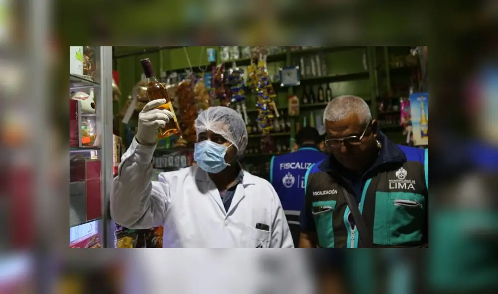 Inspectores del área Sanidad se dieron cuenta que productos no contaban con registro sanitario o estaban vencidos. (Foto: Municipalidad de Lima)