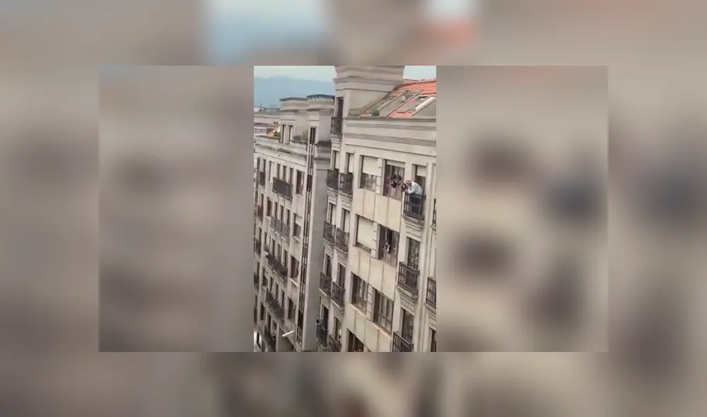 Desliza las imágenes hacia la izquierda para apreciar el noble gesto de un pequeño para alegrar a sus vecinos.