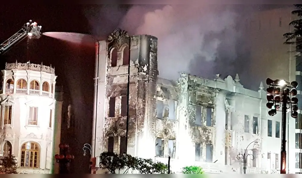 Cercado: Bomberos controlan incendio en edificio histórico de Plaza San Martín [VIDEO] 