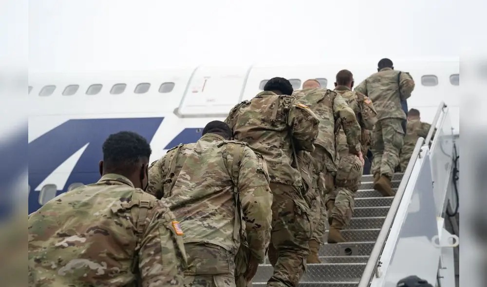 Soldados estadounidenses abordan un avión de la OTAN. Foto: referencial/AFP