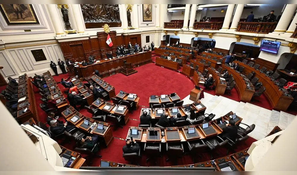 Peruvian lawmakers debate at the Congress in Lima on September 30, 2019 after President Martin Vizcarra launches an ultimatum that he would dissolve the congress it if he is denied a vote of confidence to reform the way in which the magistrates of the Constitutional Court are appointed. - Vizcarra had originally threatened to dissolve Congress and force new legislative elections in June, unless lawmakers backed his anti-graft proposals. The proposal to lift legislative immunity turned into the source of the latest conflict between Peru's executive and legislative branches; Vizcarra proposed giving the Supreme Court power to decide whether to strip a legislator of the protection. Congress, which currently holds the power to lift judicial immunity, rejected the idea. (Photo by Cris BOURONCLE / AFP)
