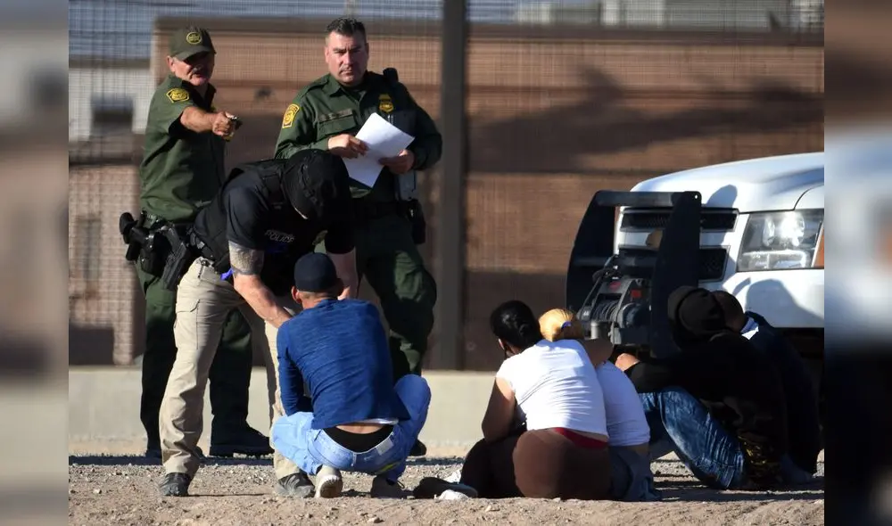 Migrantes son detenidos tras cruzar la frontera a Estados Unidos. Migrantes son detenidos tras cruzar la frontera a Estados Unidos.