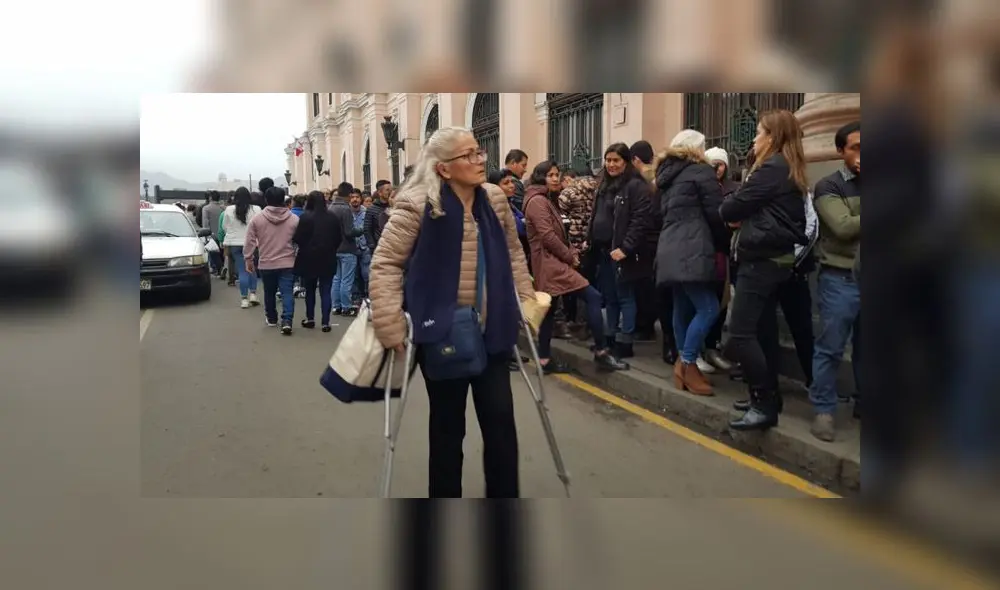 Personas se dan cita en la Plaza de Armas para asistir al evento "Serenata al Perú". (Foto: La República) Personas se dan cita en la Plaza de Armas para asistir al evento "Serenata al Perú". (Foto: La República)