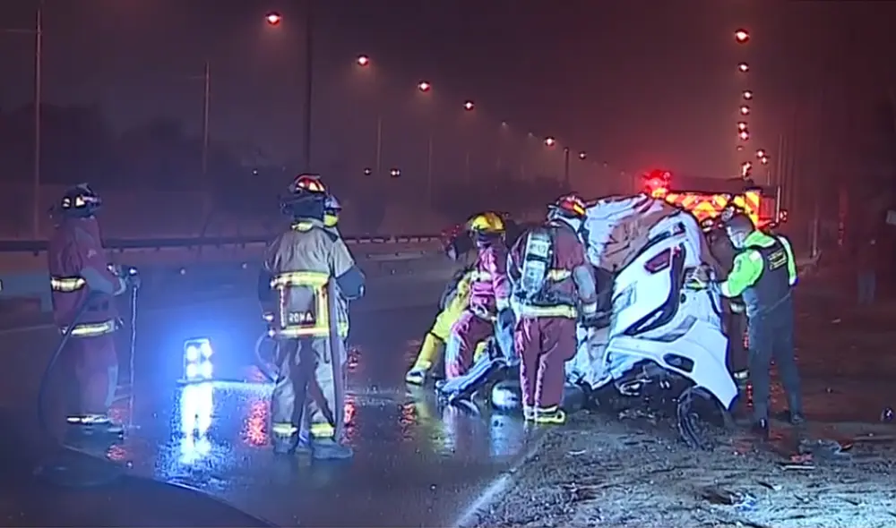 El auto perdió control y terminó estrellándose en un poste de alumbrado público. (Foto: Captura América)