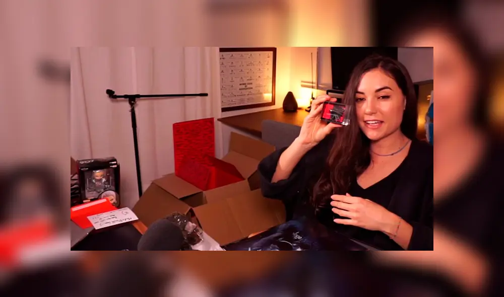 Sasha Grey recibe regalos por parte de CD Projekt Red, creadores de Cyberpunk 2077 y The Witcher.