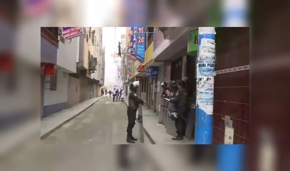 Policía participó en operativos, mientras fiscalizadores realizaban sus labores dentro de locales. (Foto: Captura de video / Canal N) Policía participó en operativos, mientras fiscalizadores realizaban sus labores dentro de locales. (Foto: Captura de video / Canal N)