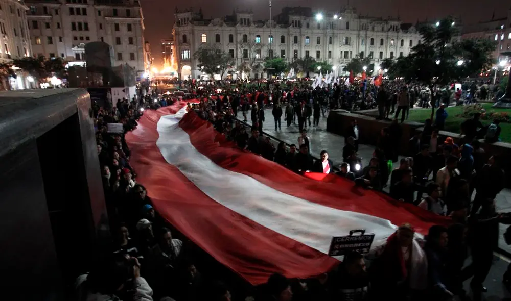 Ciudadanos marchan contra el Congreso. Foto: Aldair Mejía.