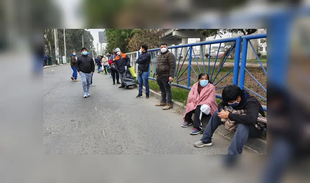 Ciudadanos esperaron varias horas a la llegada de la planta móvil de oxígeno de la AMPE. (Foto: Johann Klug / URPI - GLR) Ciudadanos esperaron varias horas a la llegada de la planta móvil de oxígeno de la AMPE. (Foto: Johann Klug / URPI - GLR)